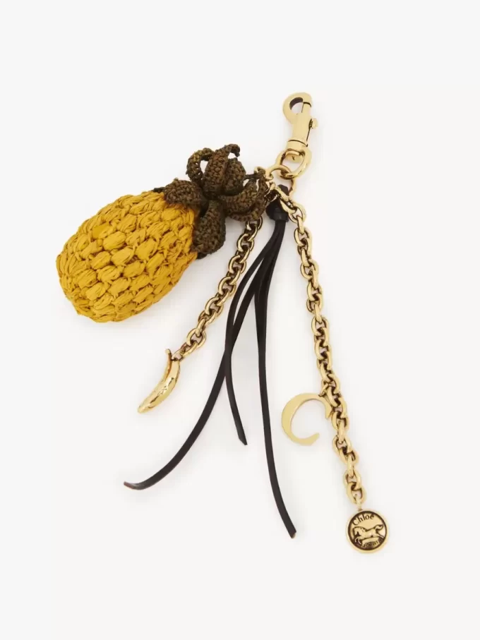Ananasväska-berlock i raffia, metall och läder Ananasväska-berlock i raffia, metall och läder