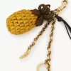 Ananasväska-berlock i raffia, metall och läder Ananasväska-berlock i raffia, metall och läder