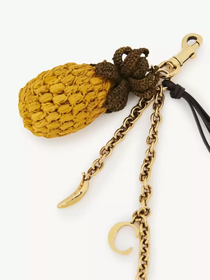 Ananasväska-berlock i raffia, metall och läder Ananasväska-berlock i raffia, metall och läder