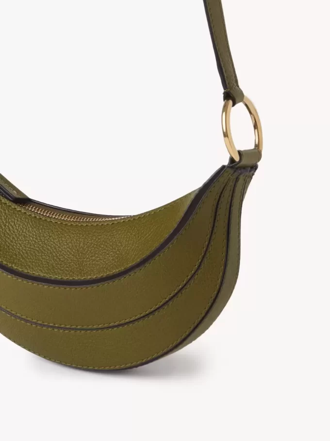 Banan axelväska i narvat läder Banan axelväska i narvat läder