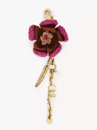 Blommig väskaberlock i raffia och metall Blommig väskaberlock i raffia och metall