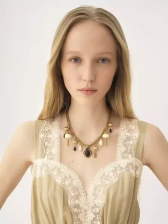 Chloé-halsbandet med antika pärlor Chloé-halsbandet med antika pärlor