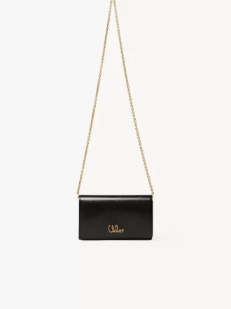 Chloé ikonisk plånbok med lock och kedja i glansigt läder Chloé ikonisk plånbok med lock och kedja i glansigt läder