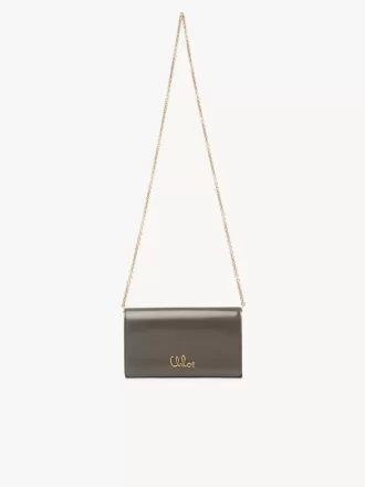 Chloé ikonisk plånbok med lock och kedja i glansigt läder Chloé ikonisk plånbok med lock och kedja i glansigt läder