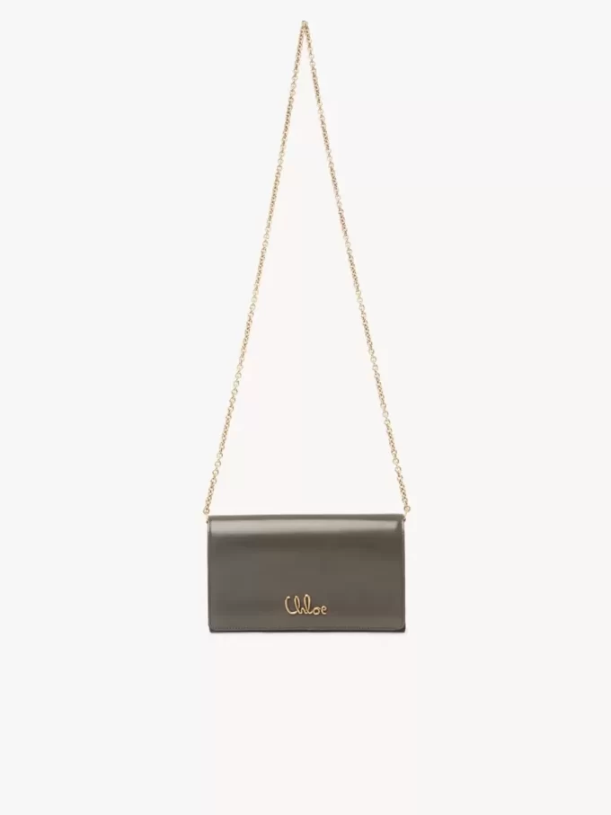 Chloé ikonisk plånbok med lock och kedja i glansigt läder Chloé ikonisk plånbok med lock och kedja i glansigt läder