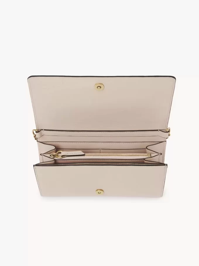 Chloé ikonisk plånbok med lock och kedja i glansigt läder Chloé ikonisk plånbok med lock och kedja i glansigt läder