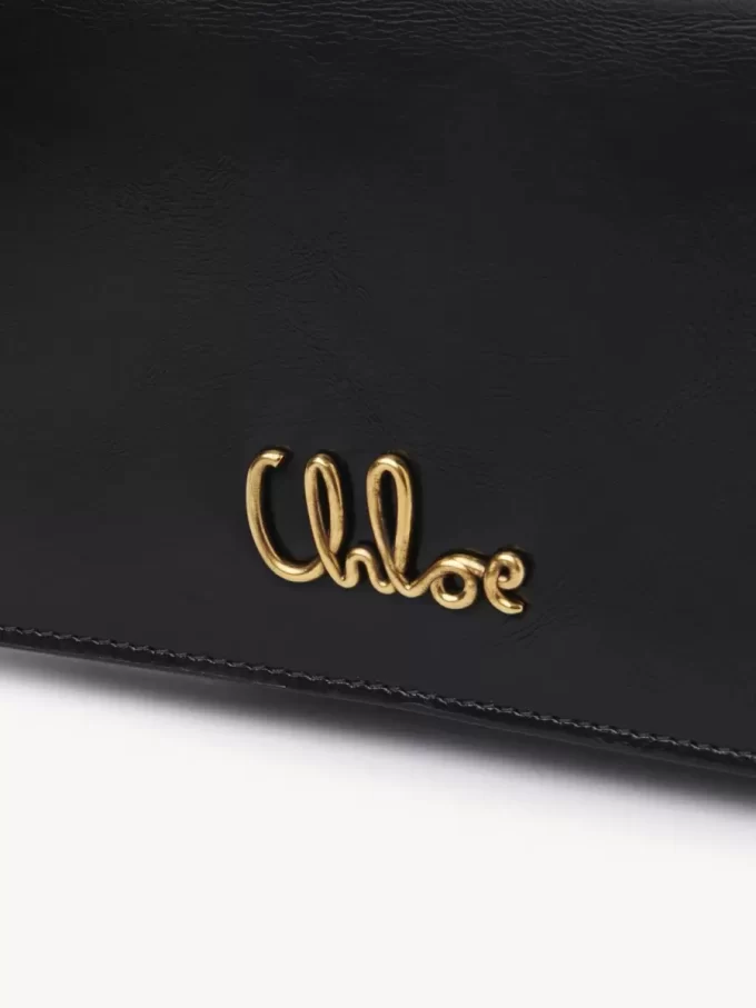 Chloé ikonisk plånbok med lock och kedja i glansigt läder Chloé ikonisk plånbok med lock och kedja i glansigt läder