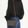 Chloé ikonisk plånbok med lock och kedja i glansigt läder Chloé ikonisk plånbok med lock och kedja i glansigt läder