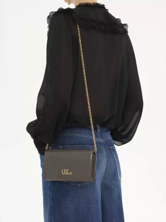 Chloé ikonisk plånbok med lock och kedja i glansigt läder Chloé ikonisk plånbok med lock och kedja i glansigt läder
