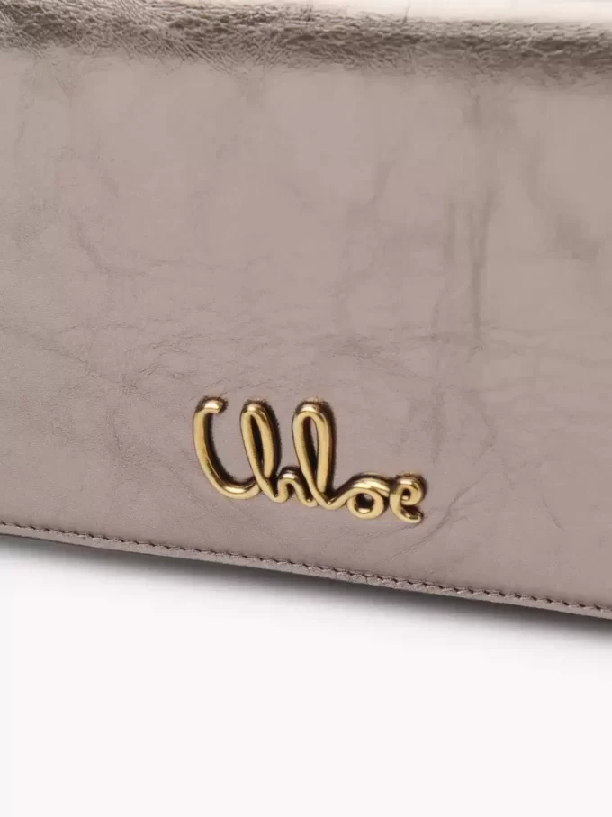 Chloé ikonisk plånbok med lock och kedja i metalliserat läder Chloé ikonisk plånbok med lock och kedja i metalliserat läder