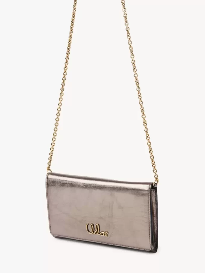 Chloé ikonisk plånbok med lock och kedja i metalliserat läder Chloé ikonisk plånbok med lock och kedja i metalliserat läder