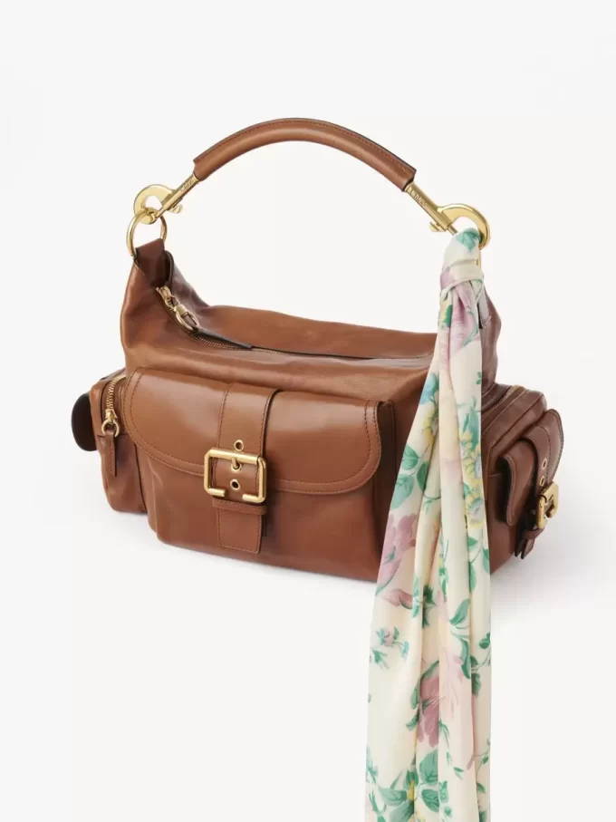 Chloé Peonies bred bandeau halsduk i siden charmeuse Chloé Peonies bred bandeau halsduk i siden charmeuse