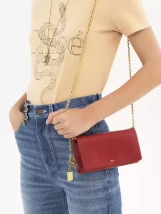 Chloé Plånbok med spinflap och kedja i narvat läder Chloé Plånbok med spinflap och kedja i narvat läder