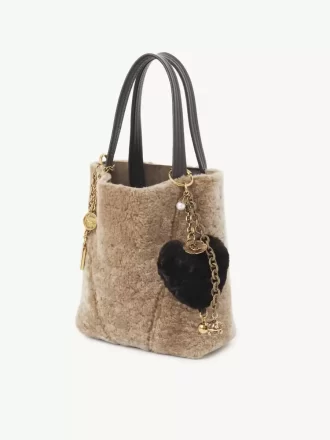 Chloé Symbols – Mässingsfärgad hjärtformad berlock i fårskinnsläde Chloé Symbols – Mässingsfärgad hjärtformad berlock i fårskinnsläde