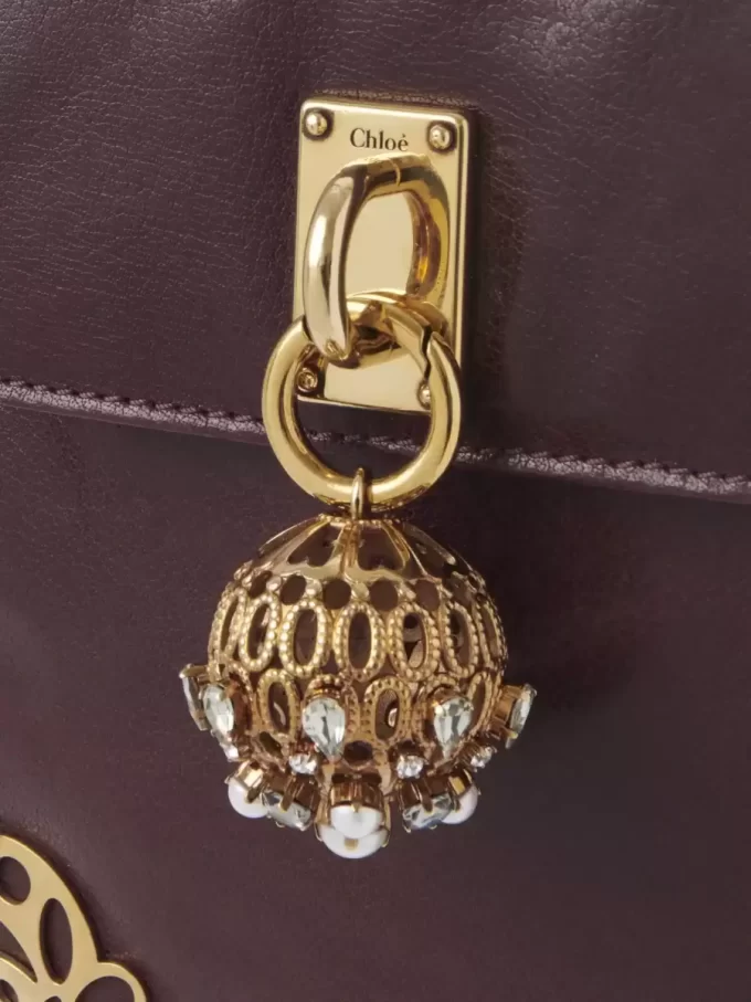 Château Treasures väska med kedjelock i narvat läder Château Treasures väska med kedjelock i narvat läder
