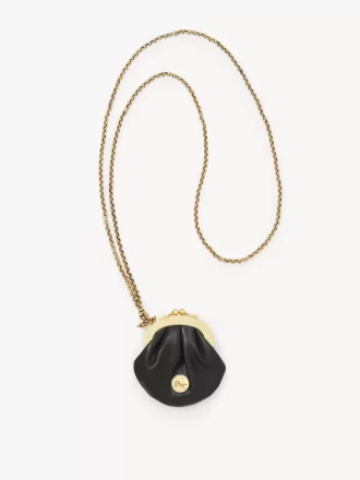 Halsband med Micro Horse Medal-myntväska i narvat läder Halsband med Micro Horse Medal-myntväska i narvat läder