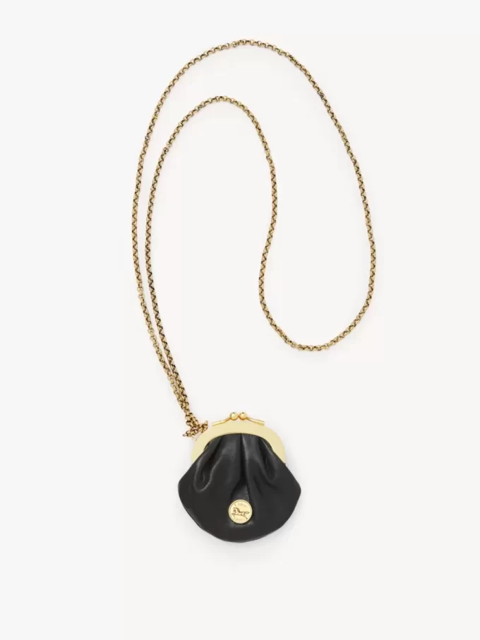 Halsband med Micro Horse Medal-myntväska i narvat läder Halsband med Micro Horse Medal-myntväska i narvat läder