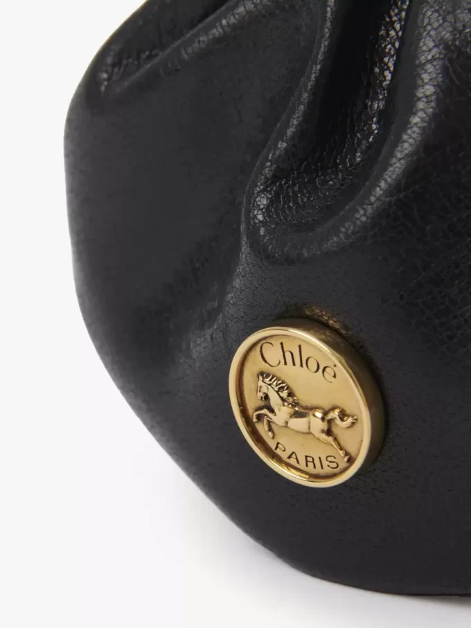 Halsband med Micro Horse Medal-myntväska i narvat läder Halsband med Micro Horse Medal-myntväska i narvat läder