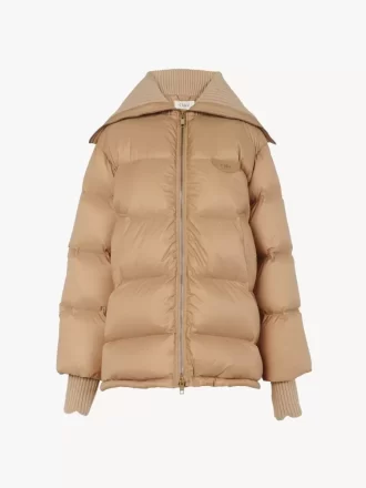Höghalsad puffjacka i glansig nylon Höghalsad puffjacka i glansig nylon