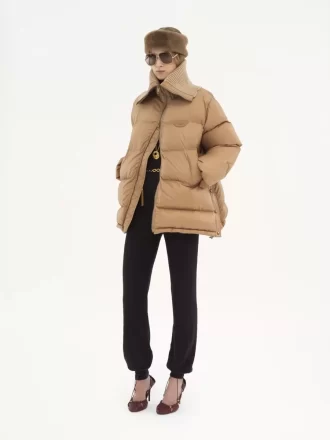 Höghalsad puffjacka i glansig nylon Höghalsad puffjacka i glansig nylon