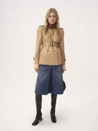 Kort trenchcoat i bomullsgabardin Kort trenchcoat i bomullsgabardin