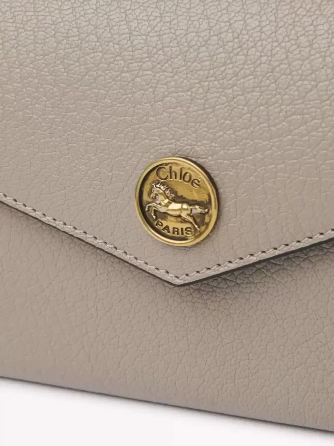 Kuvertlång plånbok med lock i narvat läder Kuvertlång plånbok med lock i narvat läder
