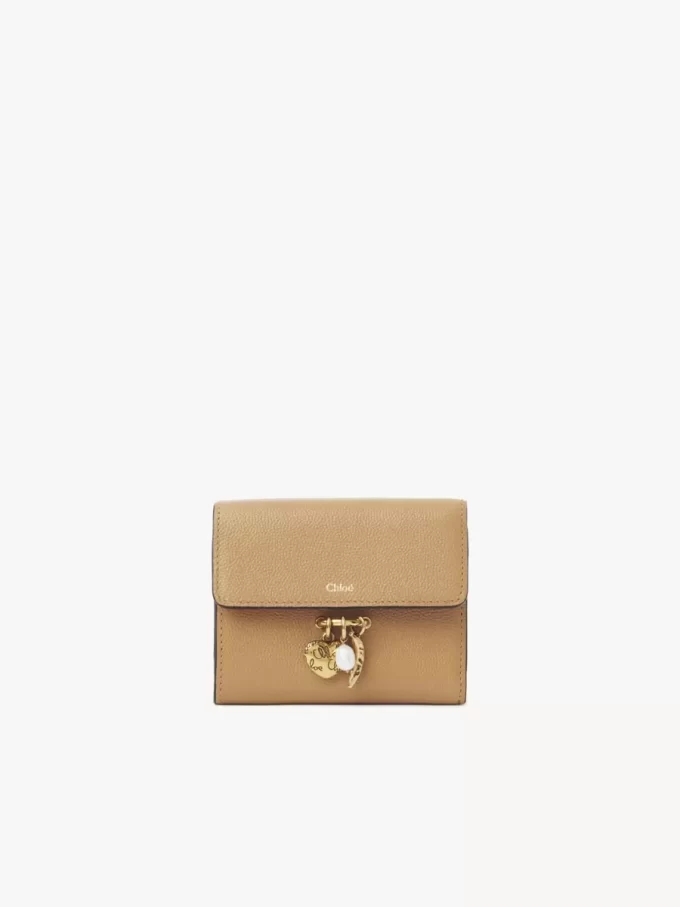 Liten Chloé Charms trippelvikt plånbok i narvat läder Liten Chloé Charms trippelvikt plånbok i narvat läder