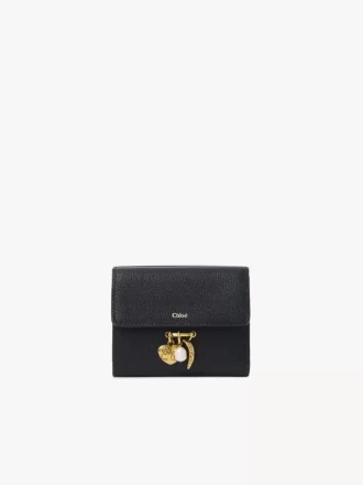 Liten Chloé Charms trippelvikt plånbok i narvat läder Liten Chloé Charms trippelvikt plånbok i narvat läder