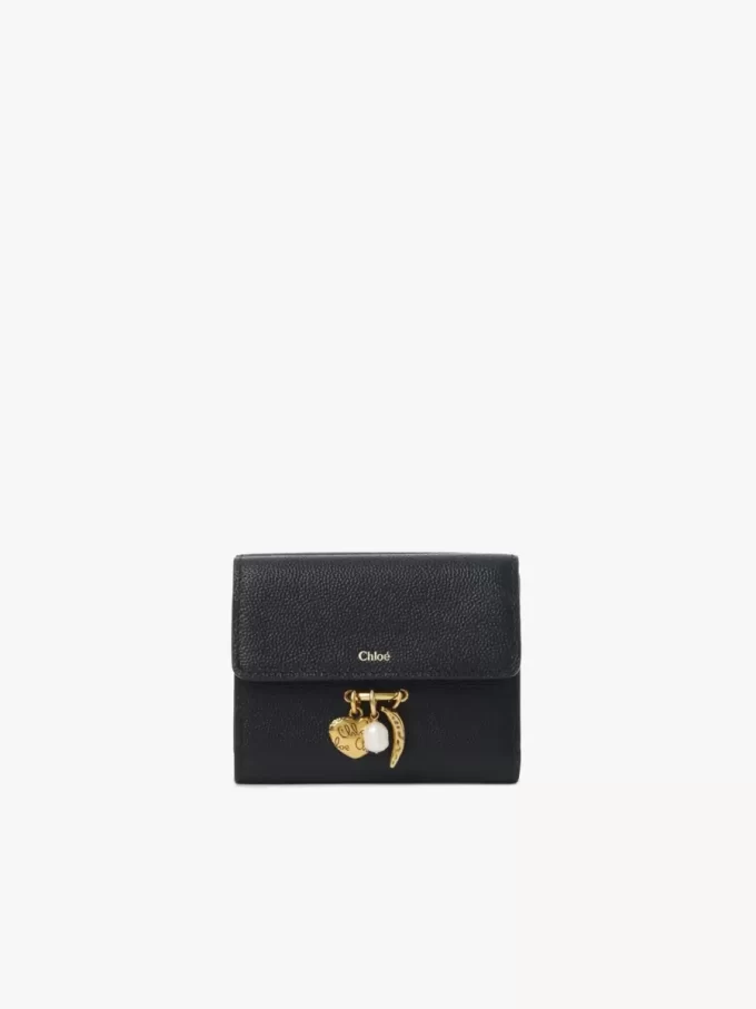 Liten Chloé Charms trippelvikt plånbok i narvat läder Liten Chloé Charms trippelvikt plånbok i narvat läder