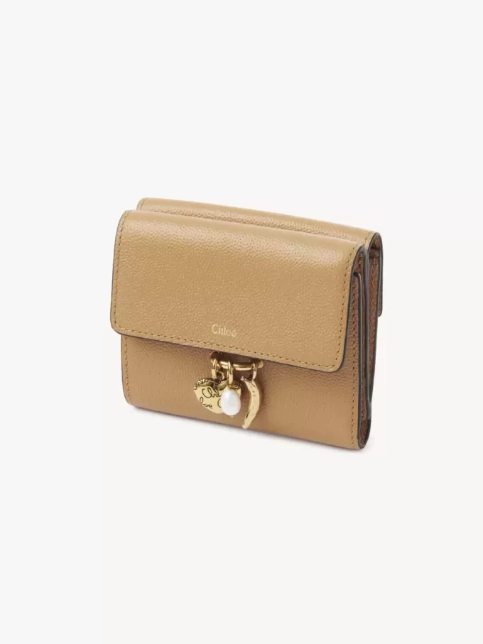 Liten Chloé Charms trippelvikt plånbok i narvat läder Liten Chloé Charms trippelvikt plånbok i narvat läder