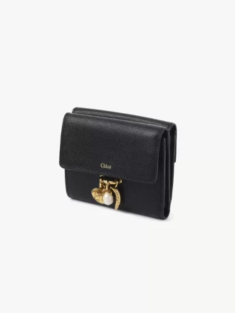 Liten Chloé Charms trippelvikt plånbok i narvat läder Liten Chloé Charms trippelvikt plånbok i narvat läder