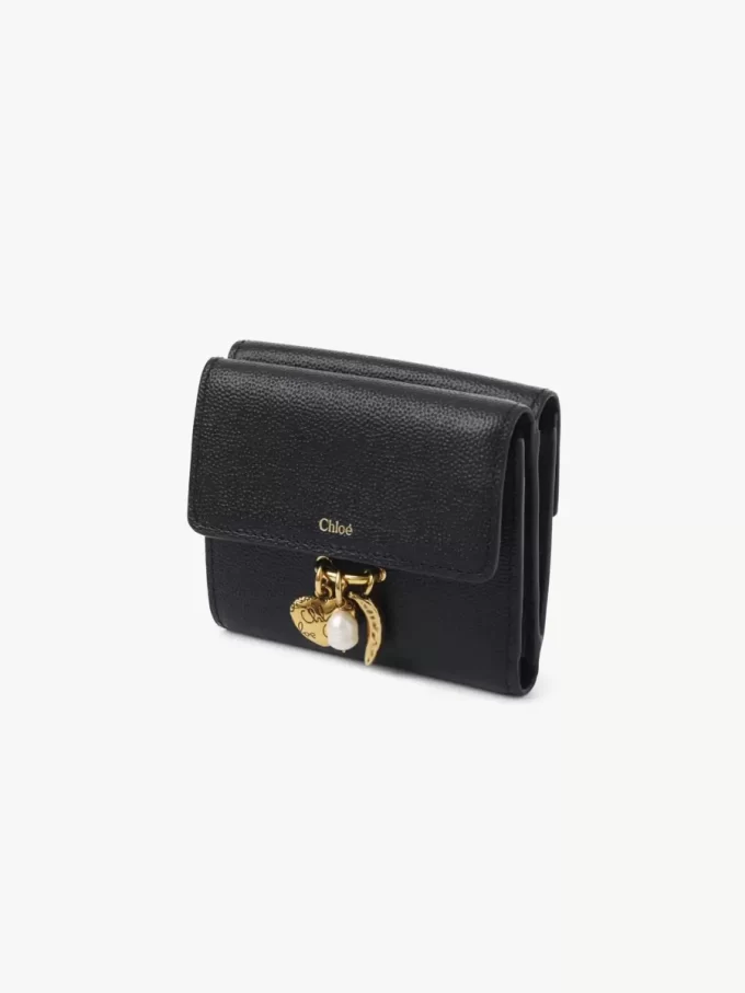 Liten Chloé Charms trippelvikt plånbok i narvat läder Liten Chloé Charms trippelvikt plånbok i narvat läder