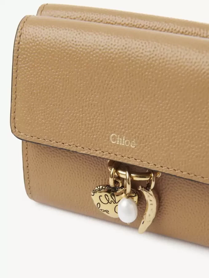 Liten Chloé Charms trippelvikt plånbok i narvat läder Liten Chloé Charms trippelvikt plånbok i narvat läder