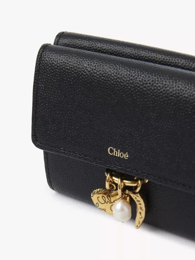 Liten Chloé Charms trippelvikt plånbok i narvat läder Liten Chloé Charms trippelvikt plånbok i narvat läder