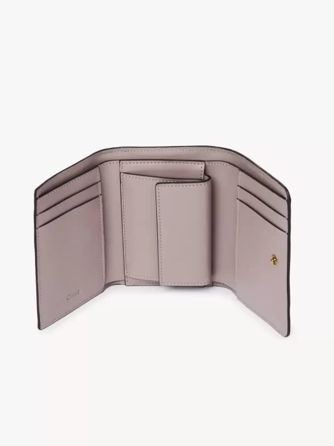 Liten Chloé Iconic trefaldig väska med myntficka i glansigt läder Liten Chloé Iconic trefaldig väska med myntficka i glansigt läder