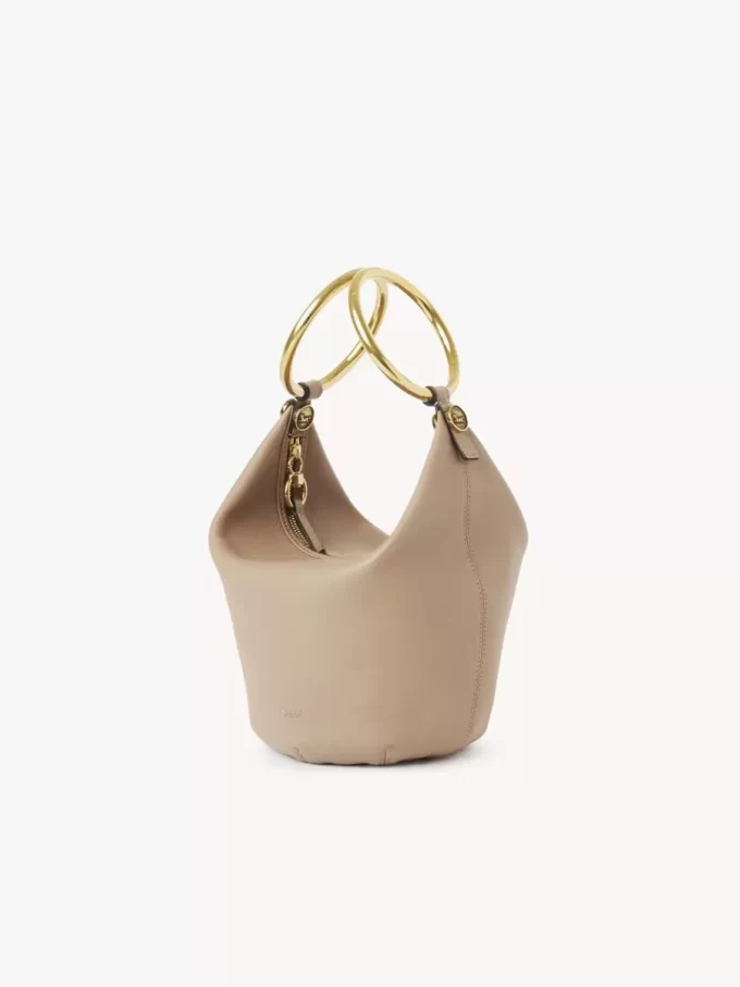 Liten handväska med armband i narvat läder Liten handväska med armband i narvat läder