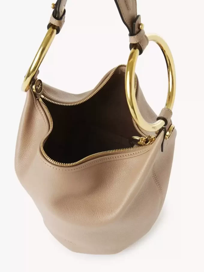Liten handväska med armband i narvat läder Liten handväska med armband i narvat läder
