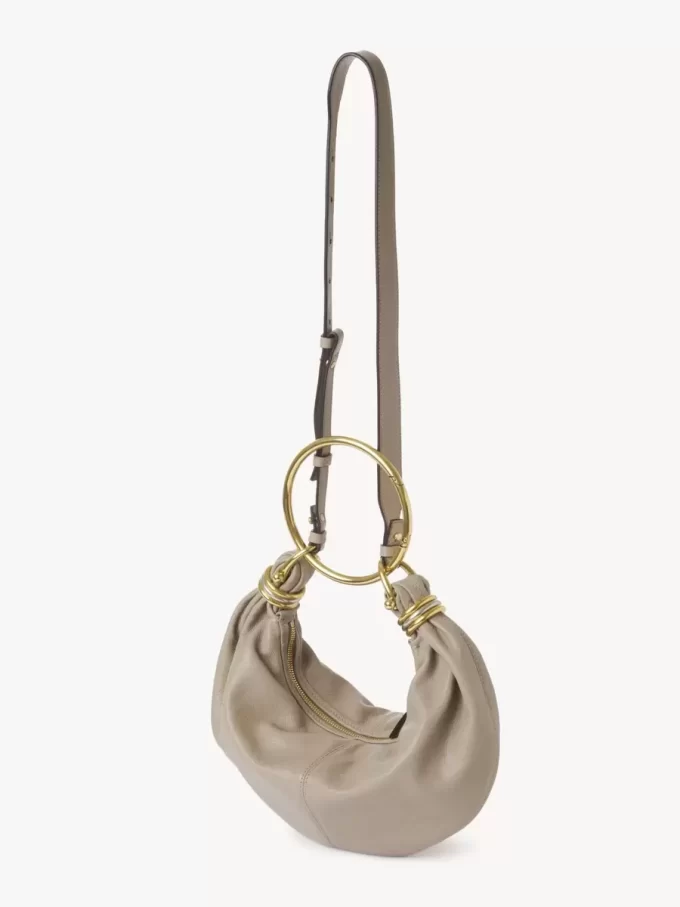 Liten hoboväska med armband i narvat läder Liten hoboväska med armband i narvat läder