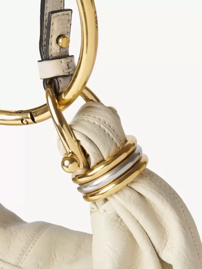 Liten hoboväska med armband i narvat läder Liten hoboväska med armband i narvat läder