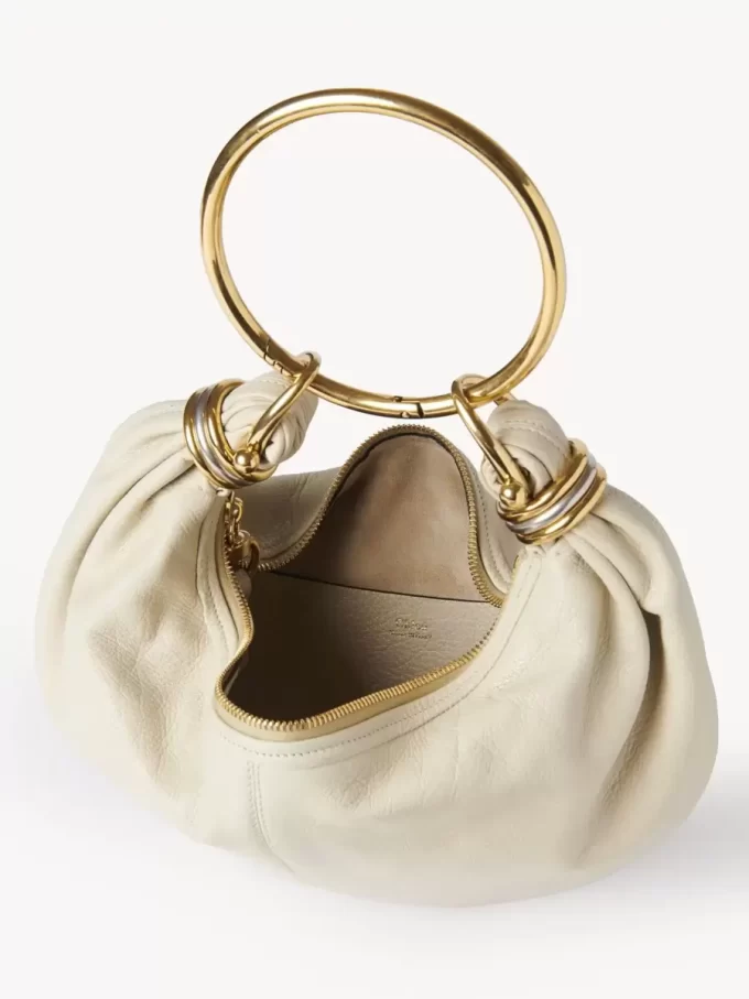 Liten hoboväska med armband i narvat läder Liten hoboväska med armband i narvat läder