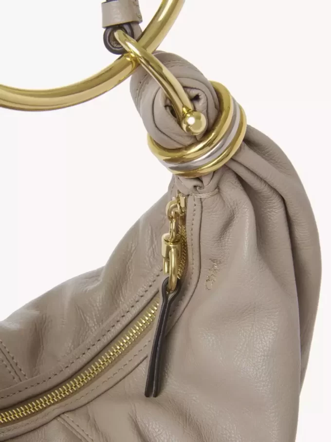 Liten hoboväska med armband i narvat läder Liten hoboväska med armband i narvat läder