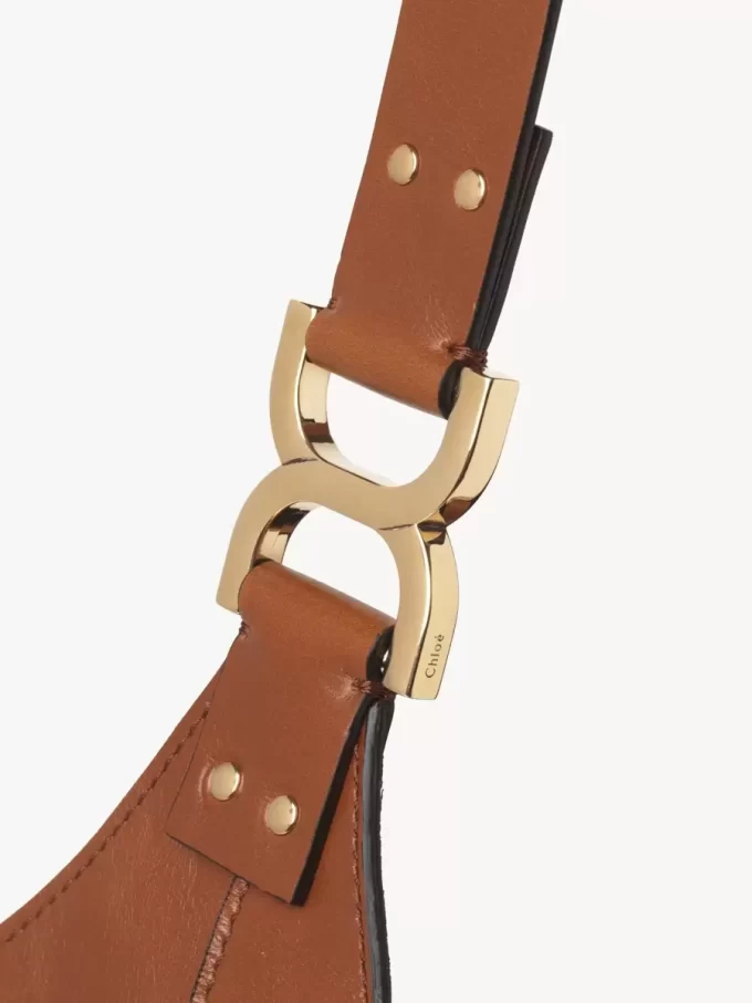 Liten Marcie hobo-väska i glansigt läder Liten Marcie hobo-väska i glansigt läder