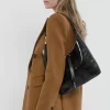 Liten Marcie hobo-väska i läder med krokodilmönster Liten Marcie hobo-väska i läder med krokodilmönster