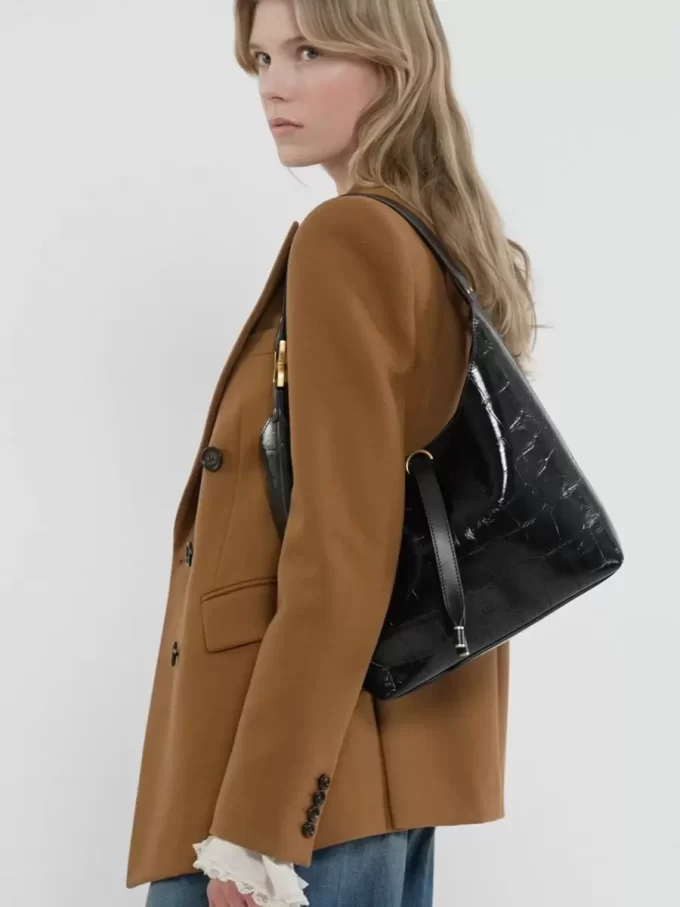 Liten Marcie hobo-väska i läder med krokodilmönster Liten Marcie hobo-väska i läder med krokodilmönster