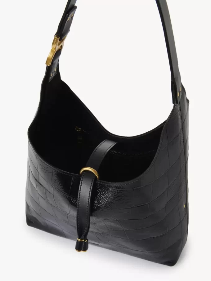 Liten Marcie hobo-väska i läder med krokodilmönster Liten Marcie hobo-väska i läder med krokodilmönster