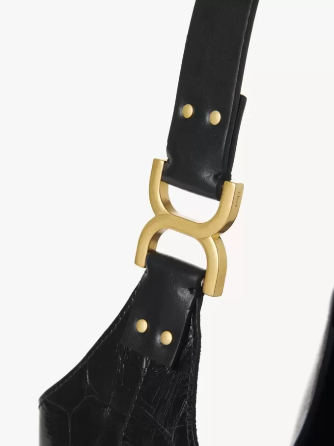Liten Marcie hobo-väska i läder med krokodilmönster Liten Marcie hobo-väska i läder med krokodilmönster