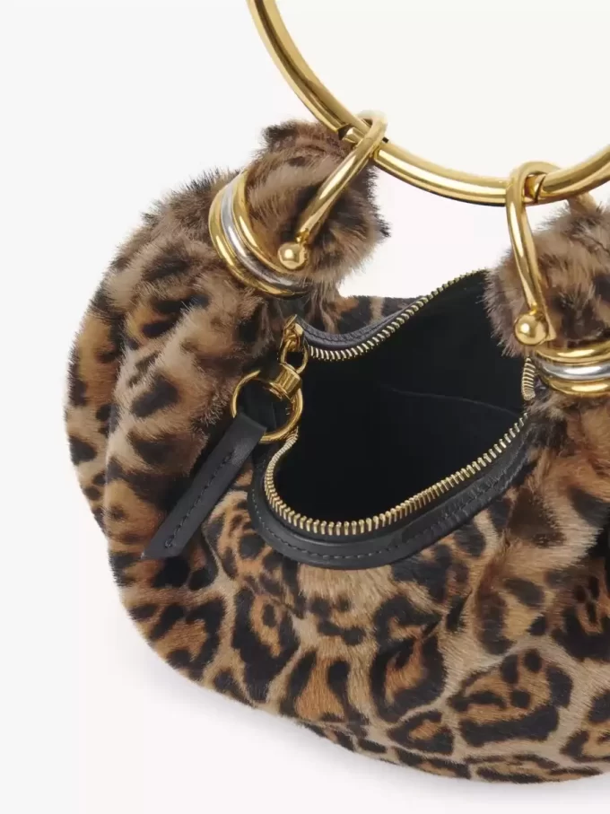 Mini Armband Hobo-väska i leopardmönstrat fårskinn Mini Armband Hobo-väska i leopardmönstrat fårskinn