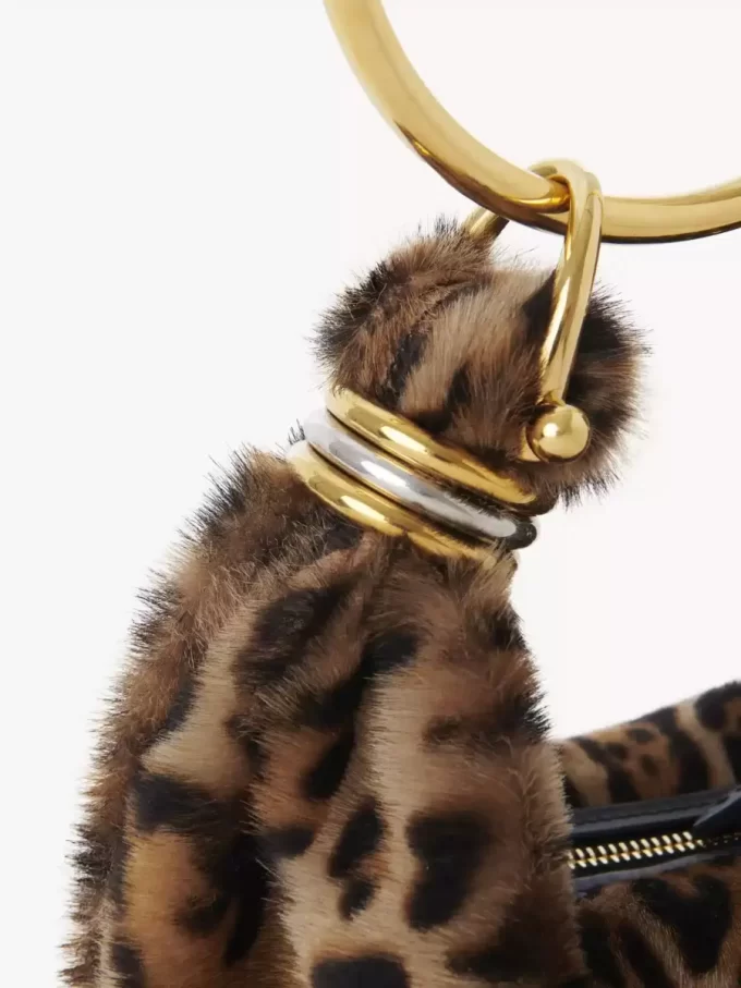 Mini Armband Hobo-väska i leopardmönstrat fårskinn Mini Armband Hobo-väska i leopardmönstrat fårskinn