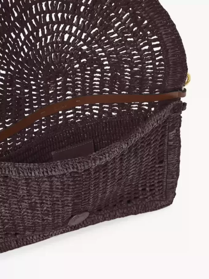 Platt sommarväska med bananmönster och rem i raffia Platt sommarväska med bananmönster och rem i raffia