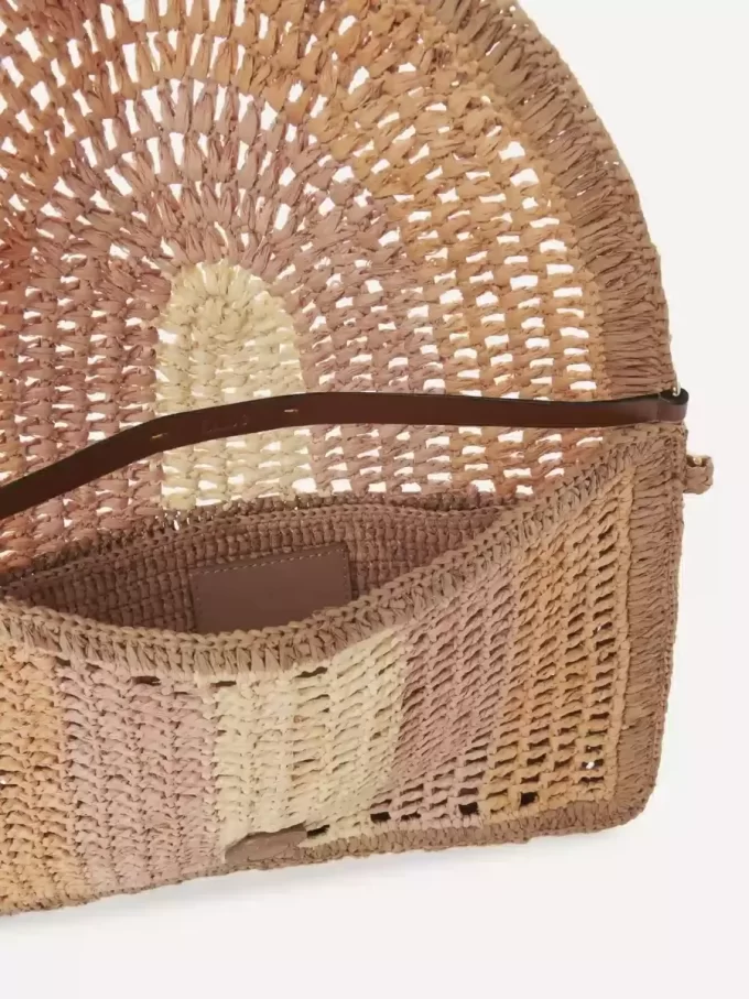 Platt sommarväska med bananmönster och rem i raffia Platt sommarväska med bananmönster och rem i raffia
